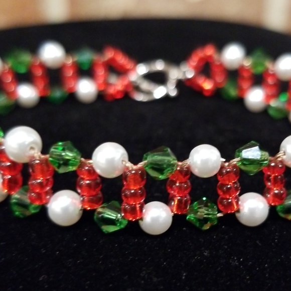 Red, Green and White Bracelet - Picture 2 of 8